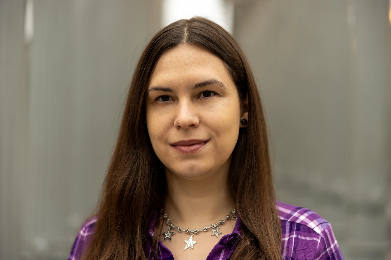 Portrait of a woman at LACMA with lampposts in the background, morning light.