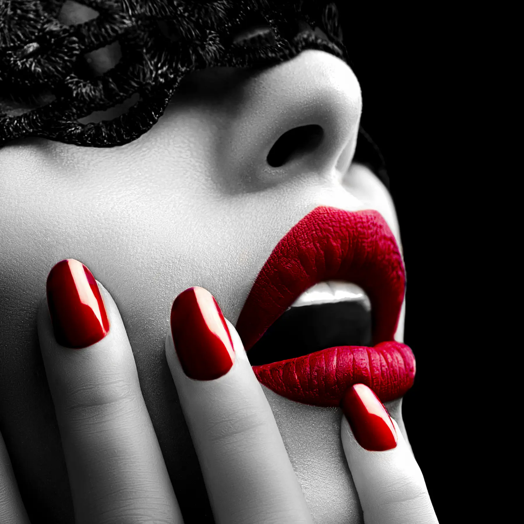 Primer plano de labios y uñas rojos con un antifaz de encaje — fotografía boudoir en Los Ángeles