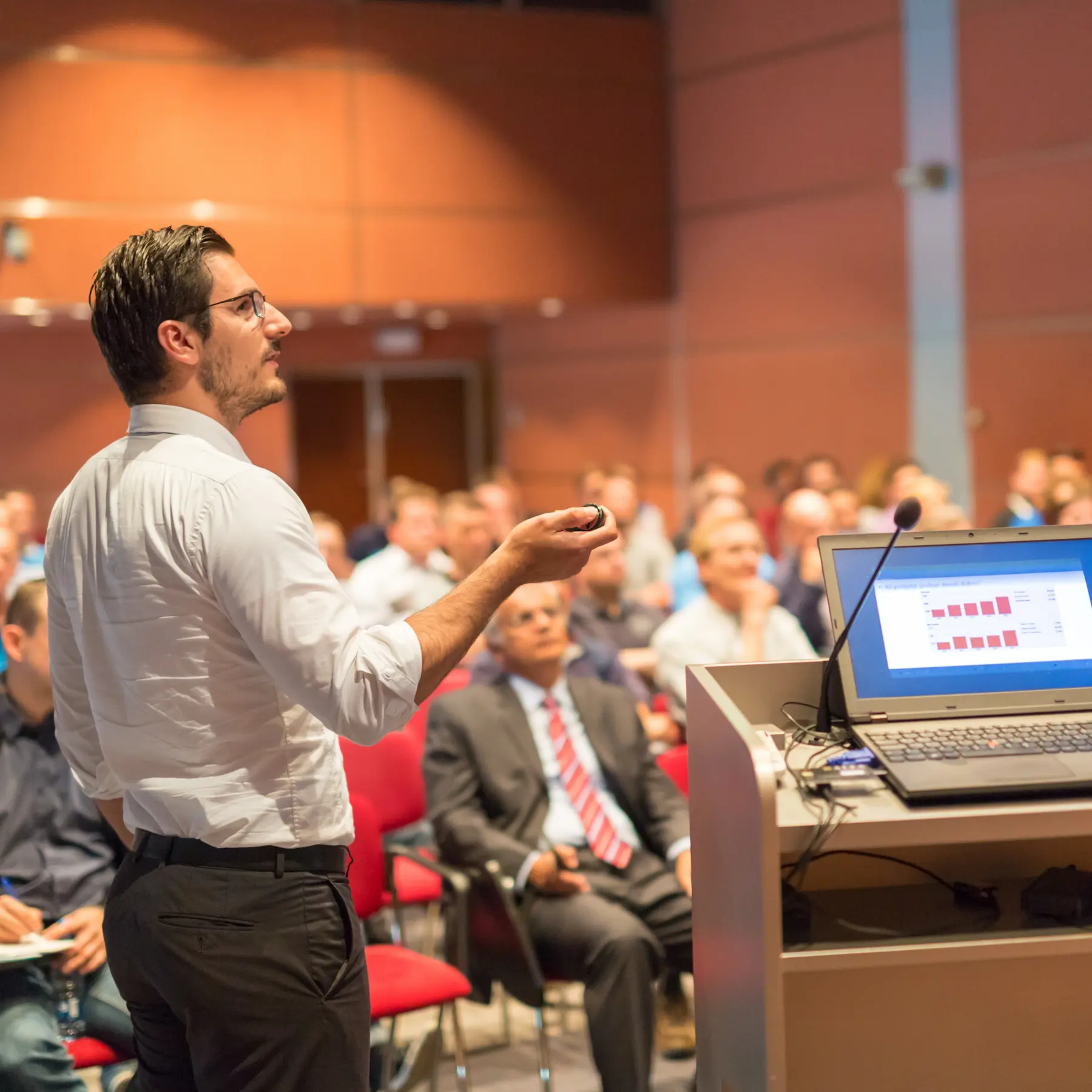 Orador profesional cautiva al público durante una conferencia — fotografía de eventos MayerPix